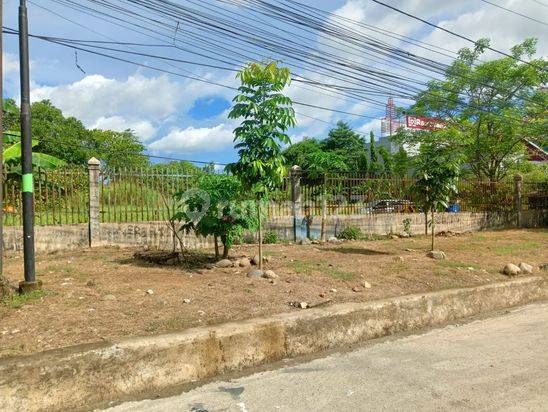 TANAH DATAR SATU PAGAR SAMPING M-ToS MENGGIGIT JALAN POROS UTAMA
