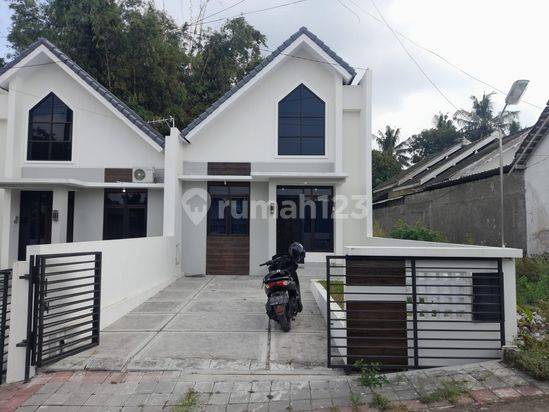 Rumah Baru Desain Minimalis Modern Dekat Sleman City Hall 