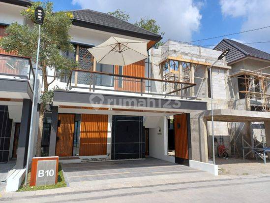 Rumah Mewah Kontemporer Modern Dengan Sky Balcony di Sleman