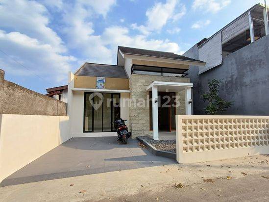 Rumah Minimalis Modern di Jakal Km 12,5 Dekat Smp Al Azhar Cairo