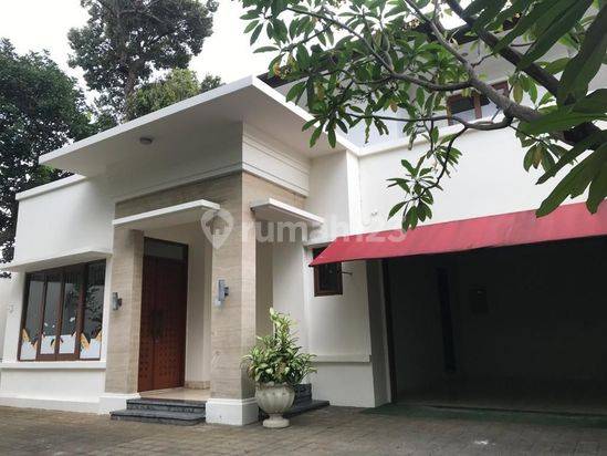 Rumah di Kebayoran Baru.
Di jalan raya. Untuk rumah tinggal/komersil
