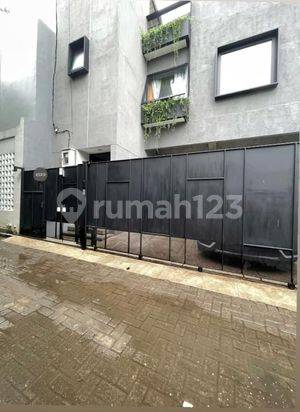 Rumah minimalis di Rempoa Bintaro 3 Lantai Bagus