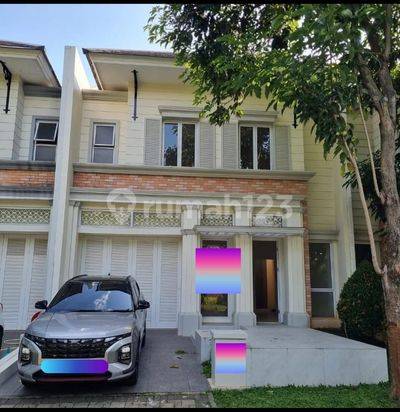 Rumah depan taman Hylands Greenwich BSD rapi  siap huni 