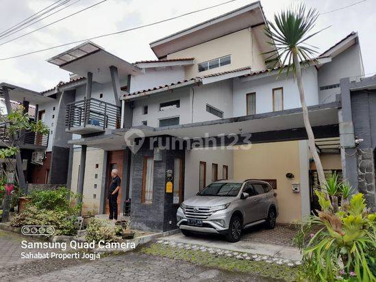 DIKONTRAKKAN RUMAH MEWAH 2 LANTAI FULLY FURNISHED DI JALAN DAMAI DEKAT KE UGM DAN PASAR GENTAN