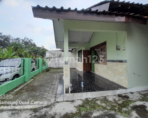 Rumah HIJAU DENGAN HALAMAN LUAS BISA UNTUK KANTOR DI MAGUWOHARJO DEPOK SLEMAN