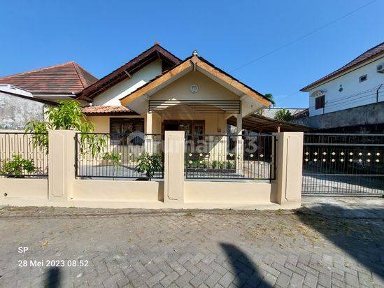 DIKONTRAKKAN CEPAT! RUMAH COKLAT DENGAN HALAMAN LUAS BISA UNTUK KANTOR DI MAGUWOHARJO DEPOK SLEMAN 