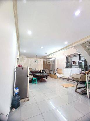 Rumah 2 Lantai Siap Huni di Komplek Green Garden, Jakarta Barat