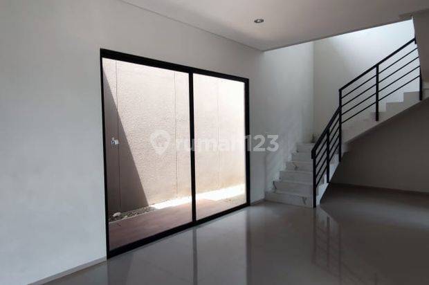 Dijual Rumah di Budi luhur HGB Baru Selatan