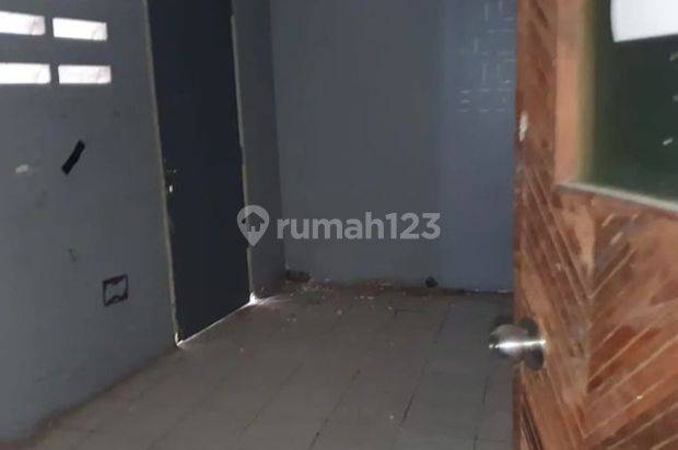 Ruang usaha di pinggir jalan Pondok Karya, Pondok aren
