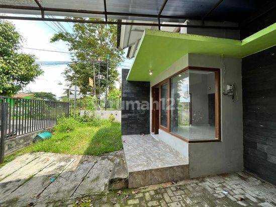 Rumah Jalan Parangtritis Dekat Kampus Isi