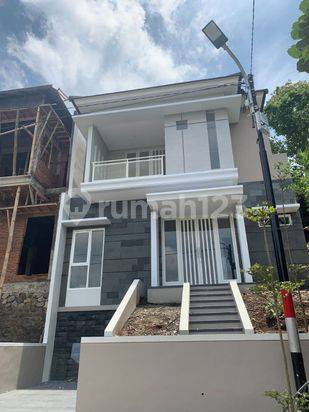 Rumah Baru 2 Lantai SHM Timur dengan view pegunungan dekat kota batu