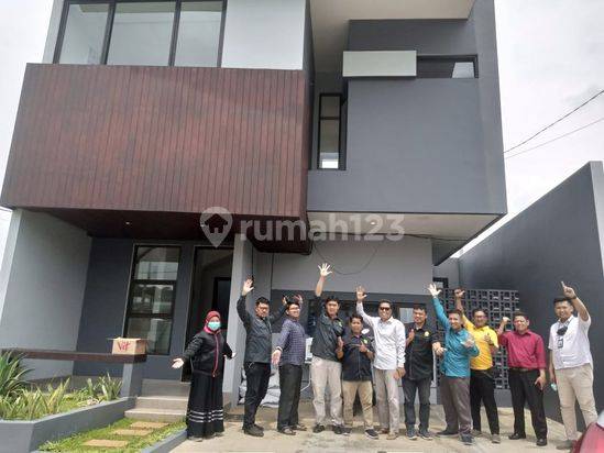 Rumah dijual 2 lantai modern strategis di Serpong 