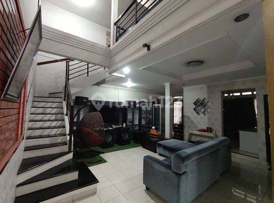 Rumah Cantik di Hook Minimalis Dan Luas di Taman Rahayu