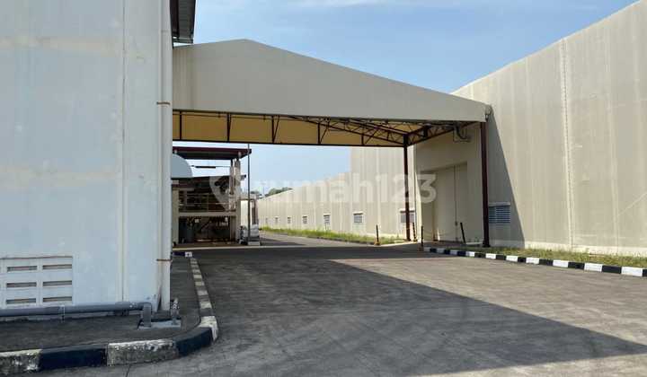 Ready-to-use factory in a highly strategic location in Karawang, negotiable price.