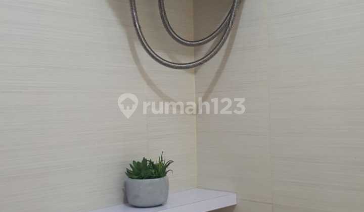 View Kolam Renang Gateway Pasteur Apartemen Bandung 2