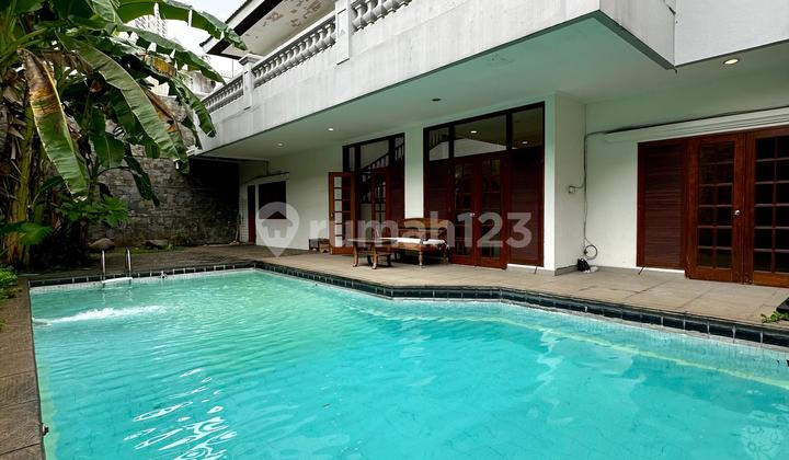 Tenang Dan Aman Di Kawasan Satu Pintu Gaya Klasik Taman Dan Kolam Renang Njca