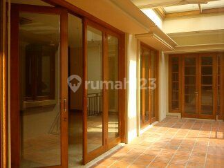 Classic House...very Quiet...big Room .close To Sudirman 2