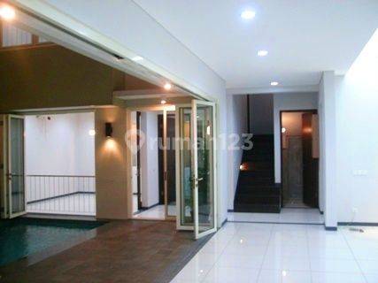 Modern Minimalize House...newly... Nice Swimmingpool Garden..with Rooftop...close To Senayan 2