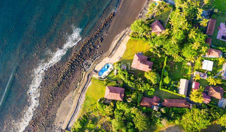 Freehold - Tranquil Oceanfront Retreat: Luxury Living on Pristine Beachfront Property in Karangasem 2