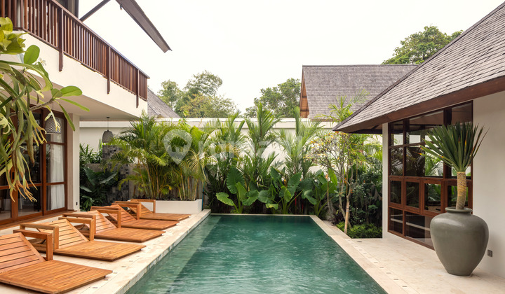 Leasehold - Tropical Luxury Living - Elegant 6 Bedroom Villa With Private Pool & Gym 2