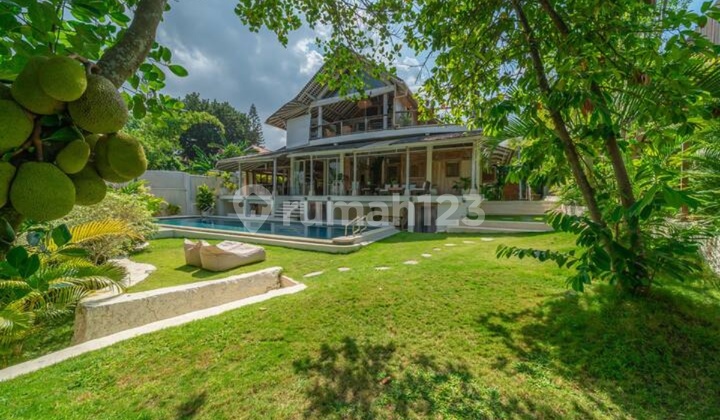 Leasehold - Spacious 6-Bedroom Villa In Batu Bolong, Canggu - Close To The Beach & Restaurants