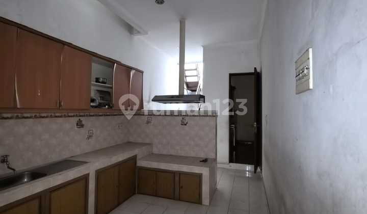 For Sale: Budi Indah House in Daan Mogot, 180m2, 4BR, 3BA, Furnished, Freehold Certificate 2