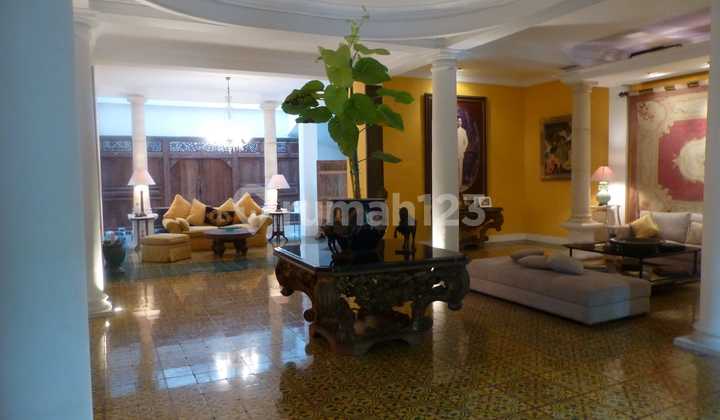 For Sale House in Menteng Central Jakarta Land 500m² Building 700m² 4 Bedrooms
