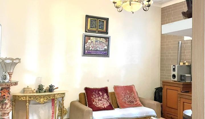 Hook House in Cinere Depok with Access to 3 Highways: Andara, Limo, Krukut