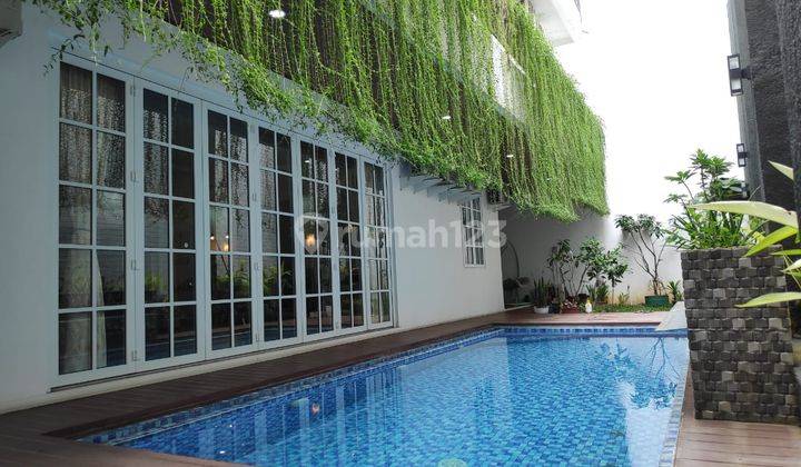 Rumah Mewah Dengan Kolam Renang di Karet Kuningan, Jaksel 1