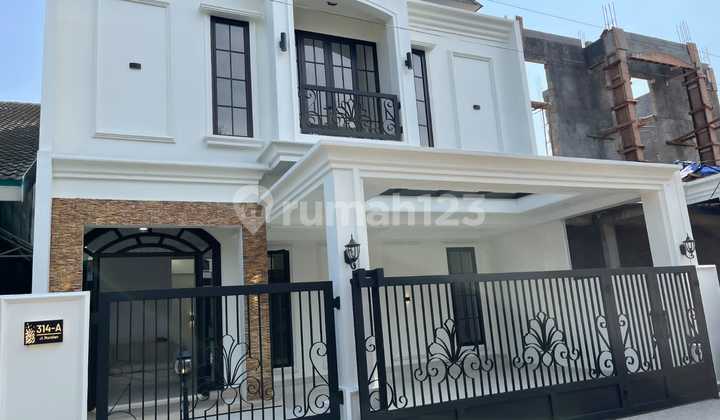 House in Cinere Ready to Occupy with American Classic Design in a Cool and Quiet Complex.