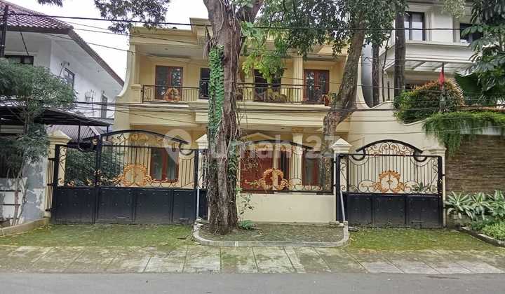For Rent 2-Story House Suitable for Residence, Boarding House, Office, and Other Businesses. Location in Melawai, Kebayoran Baru, South Jakarta, Close to Blok M and Blok M MRT.