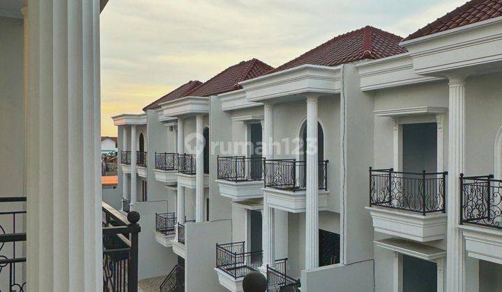 Town House Modern Classic di Jagakarsa Keamanan One Gate System Akses Ke Lokasi 2 Mobil  2