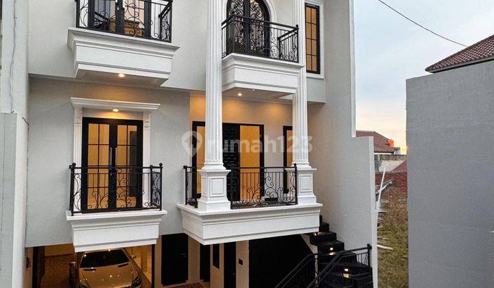 Town House Modern Classic di Jagakarsa Keamanan One Gate System Akses Ke Lokasi 2 Mobil  1