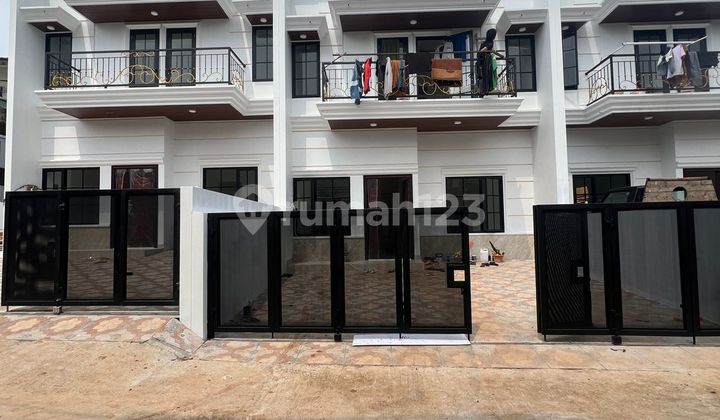 Rumah Dalam Komplek Siap Huni tidak banjir Lokasi Dekat Ke Akses Tol Jatiwaringin Dekat LRT Jatibening, 20 Menit ke Pusat Perkantoran Kuningan, Dekat Plaza Pondok Gede di Jatiwaringin Bekasi