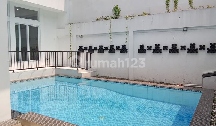 Rumah Design Classic Dengan Swimming Pool Pribadi Dalam Komplek Lokasi Strategist Dekat BPK Penabur dan Toll Limo di Cinere Depok. Rumah Design Classic Dengan Swimming Pool Pribadi Dalam Komplek Lokasi Strategist Dekat BPK Penabur dan Toll Limo di Cinere Depok.