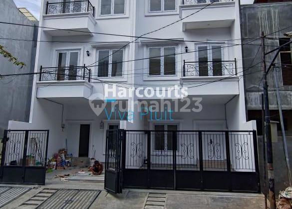 For Sale 3-Storey House in Muara Karang Block 3. Excellent and Strategic Location. 2
