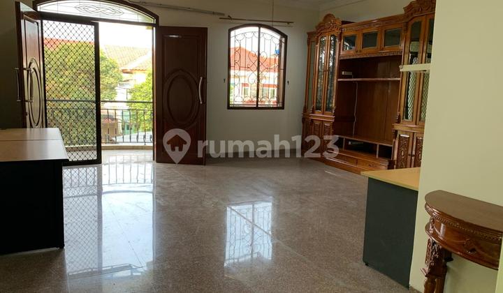 Disewakan Rumah Besar 9X20 Taman Semanan Indah