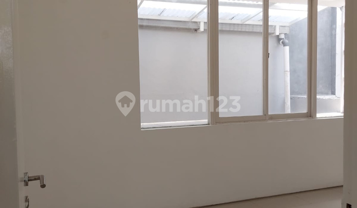 Royal Residence Wiyung: 3-Bedroom House for Rent, Strategically Located in Surabaya 2