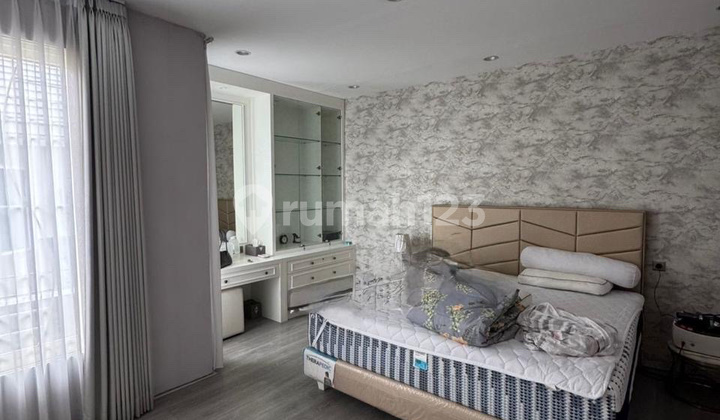 Sewa Rumah Furnished 3Kt 3 Lantai Citraland Utara Surabaya 2