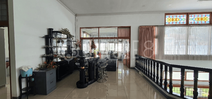 Rumah Cantik Dan Mewah Semi Furnish Di Dipatiukur Bandung 1