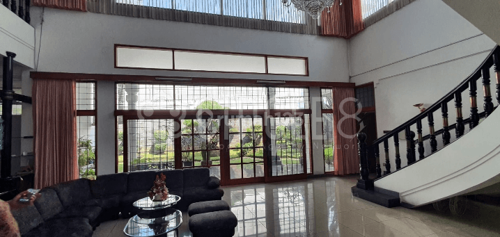 Rumah Cantik Dan Mewah Semi Furnish Di Dipatiukur Bandung 2