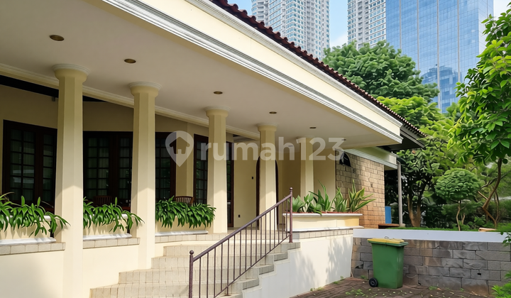 Rumah Tua Hitung Tanah Bawah N J O P di Komplek Mega Kuningan, Jaksel
