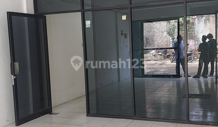 For Rent Ready-to-Use 4-Story Shop House in Bandengan, Jakarta
