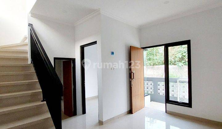 Rumah minimalis modern 2 lantai di jalan terusan dieng belakang universitas merdeka malang  2