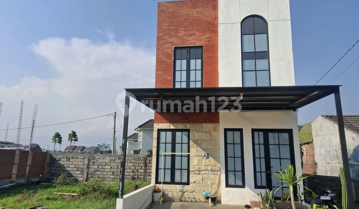 Exclusive 2-Story Classic Modern Residence - Comfortable Environment, Easy Access to Mall, Campus & Favorite Schools 2