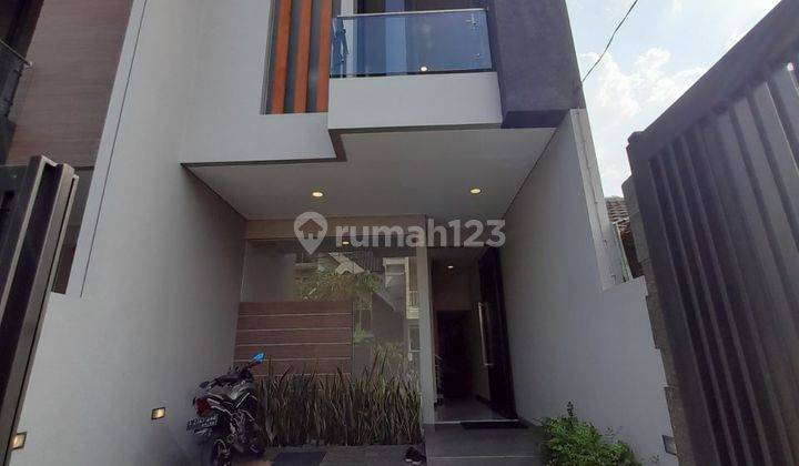 Dijual Rumah Split Level Desain Lega di Manyar Surabaya 1