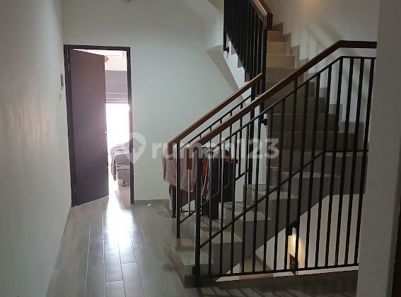 Rumah 3 Lantai Rapi Dekat Puri Indah Mall