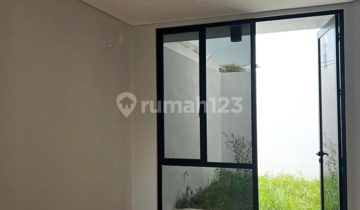 Disewakan Rumah Baru 2 Lantai Dekat Supermall Karawaci