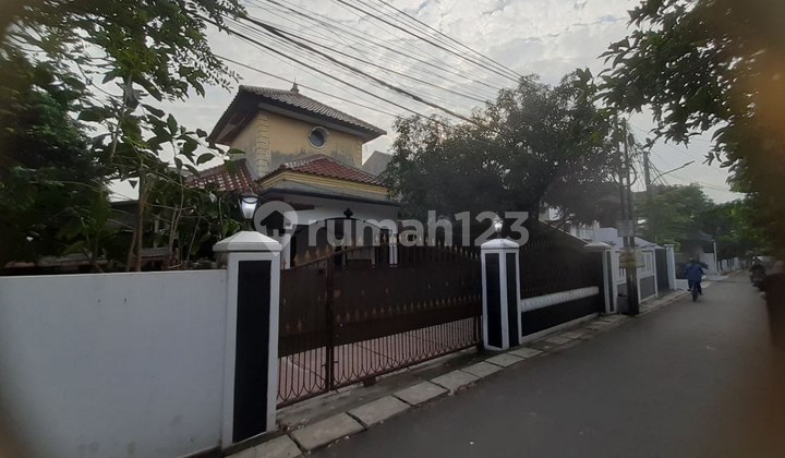 Luxurious house with extensive land, flood-free location in Jatiwaringin, Bekasi, West Java.