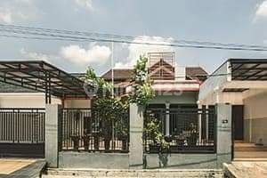 House with a spacious backyard, suitable for a garden or swimming pool. Strategic location in Jatiwaringin, Bekasi.